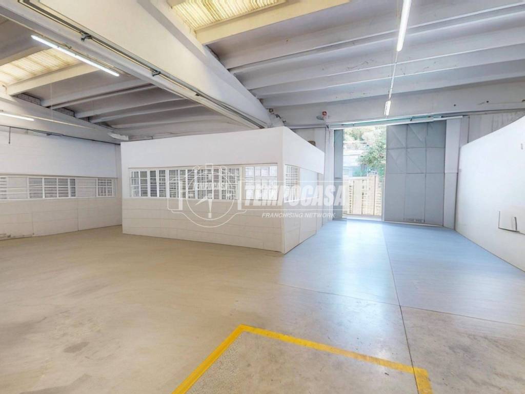 locale commerciale in vendita ad Albenga in zona Lusignano
