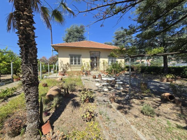 casa indipendente in vendita ad Albenga in zona Salea