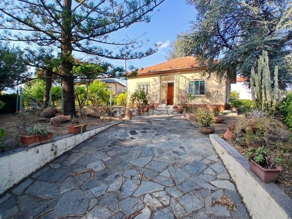 casa indipendente in vendita ad Albenga in zona Salea