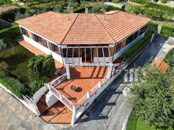 casa indipendente in vendita ad Albenga in zona Salea