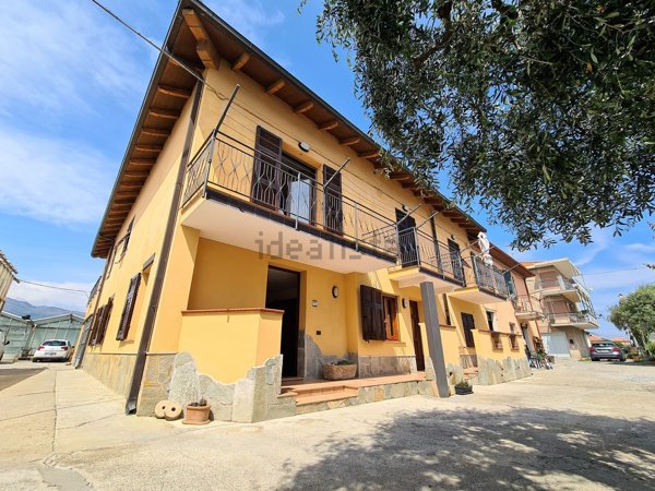 casa indipendente in vendita ad Albenga in zona Campochiesa
