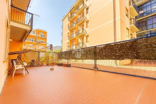 appartamento in vendita ad Albenga in zona Vadino
