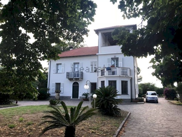 casa indipendente in vendita ad Albenga in zona Campochiesa