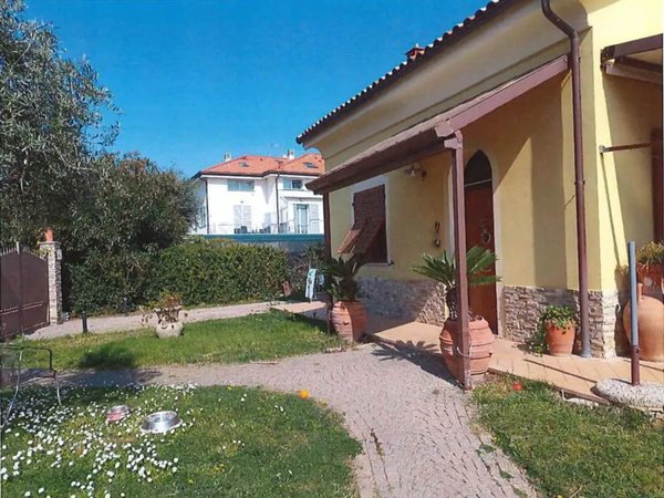 casa indipendente in vendita ad Albenga