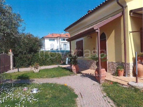 casa indipendente in vendita ad Albenga