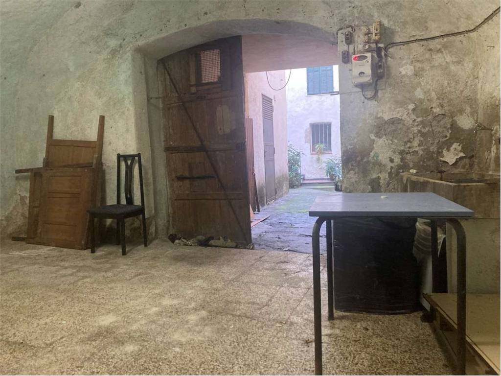 locale commerciale in vendita ad Albenga