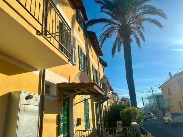 casa indipendente in vendita ad Albenga in zona Bastia