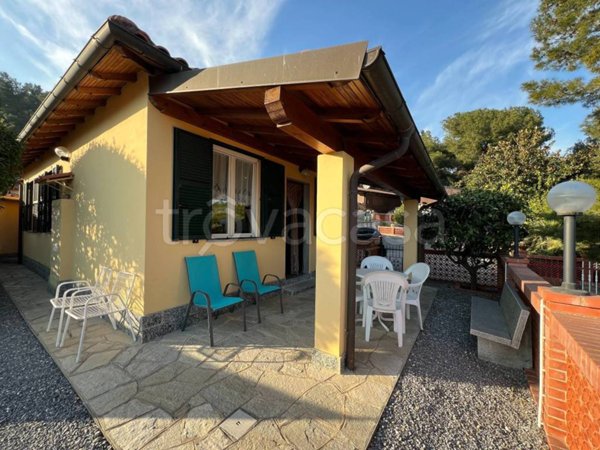 casa indipendente in vendita ad Albenga