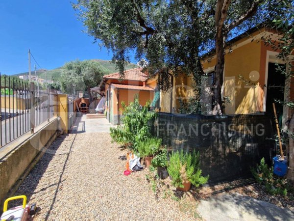 casa indipendente in vendita ad Albenga in zona Salea
