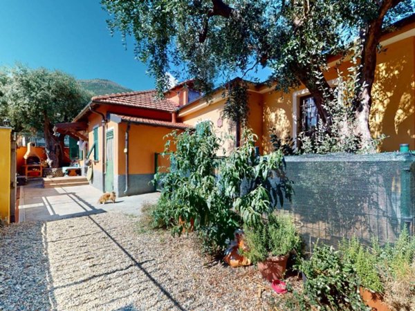 casa indipendente in vendita ad Albenga in zona Salea
