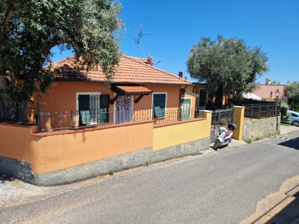 casa indipendente in vendita ad Albenga in zona Salea