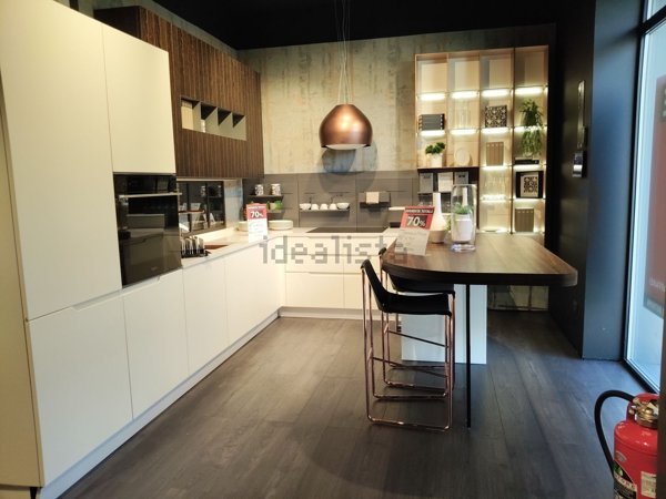 locale commerciale in vendita ad Albenga