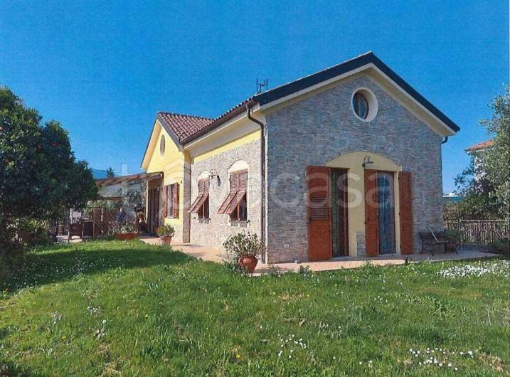 casa indipendente in vendita ad Albenga