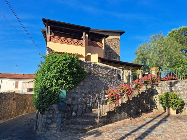 casa semindipendente in vendita ad Albenga in zona Lusignano