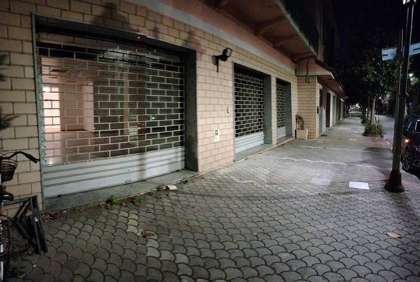 negozio in vendita ad Albenga in zona Vadino