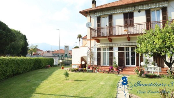 casa indipendente in vendita ad Albenga