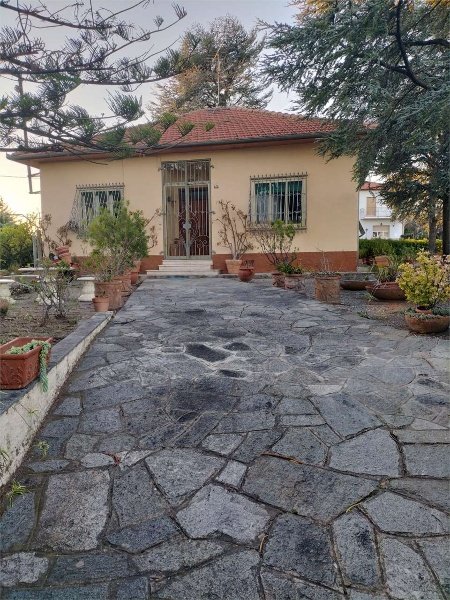 casa indipendente in vendita ad Albenga in zona Salea