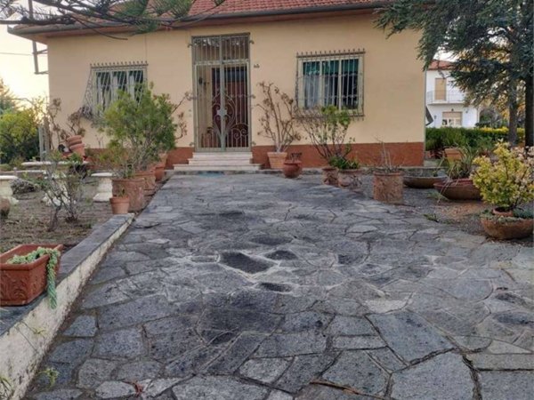 casa indipendente in vendita ad Albenga in zona Salea