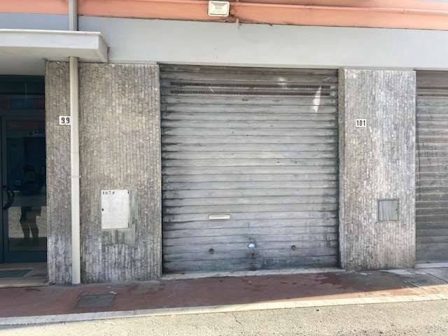 locale commerciale in vendita ad Albenga in zona Vadino