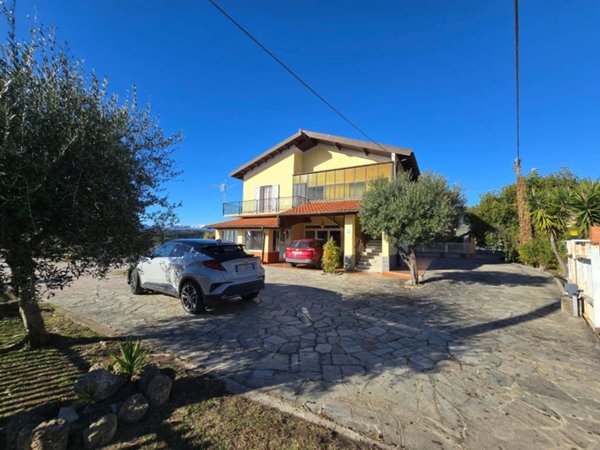 appartamento in vendita ad Albenga in zona Leca