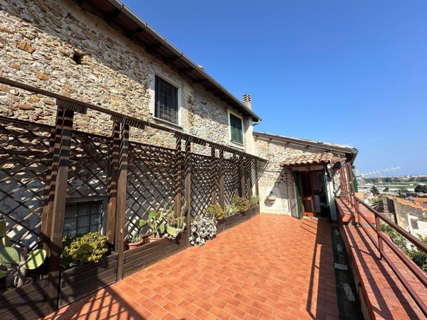 esavano in vendita ad Albenga in zona Bastia