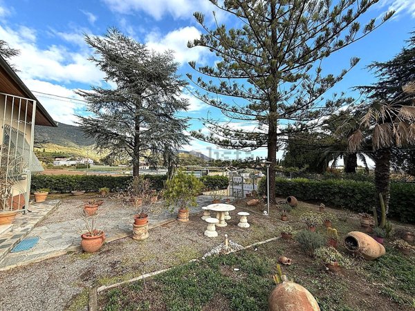 casa indipendente in vendita ad Albenga in zona Salea