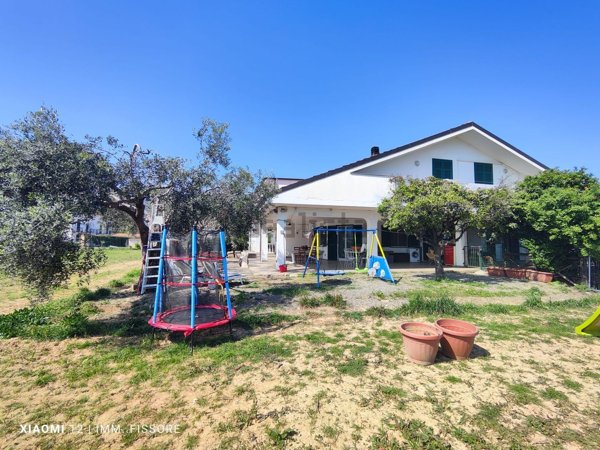 appartamento in vendita ad Albenga in zona Campochiesa