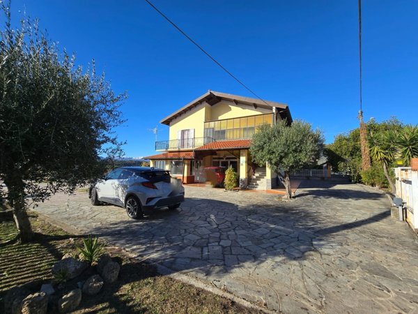 appartamento in vendita ad Albenga in zona Leca