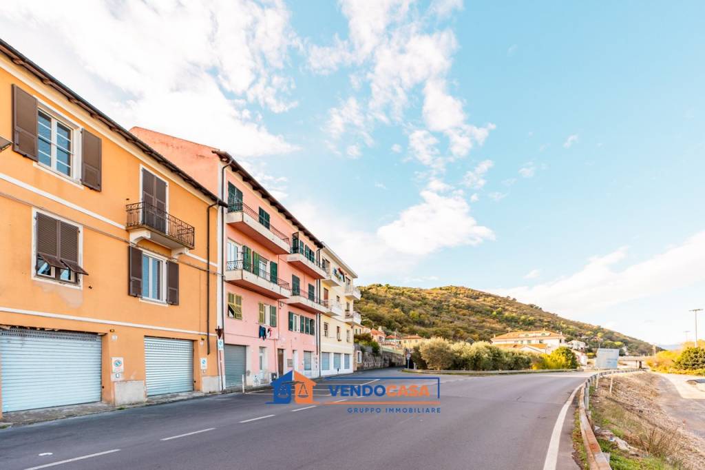 appartamento in vendita ad Albenga in zona Vadino