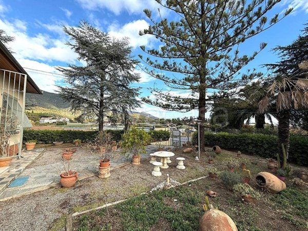 casa indipendente in vendita ad Albenga in zona Salea