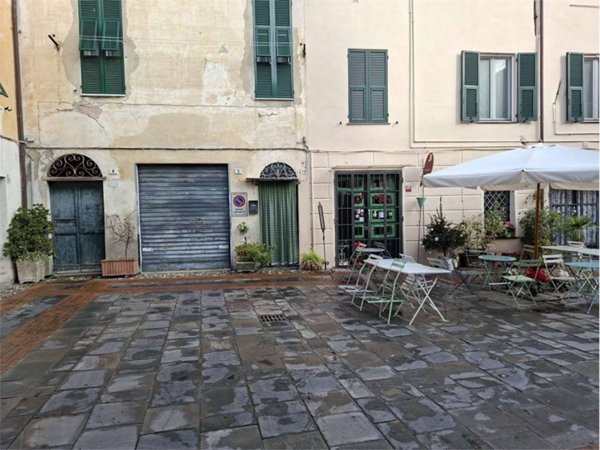 locale commerciale in vendita ad Albenga