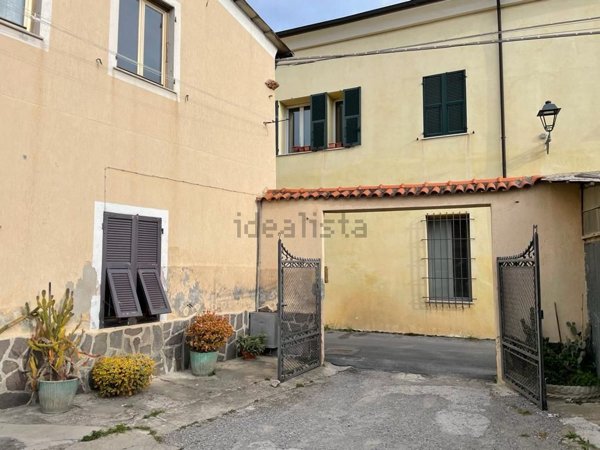 casa indipendente in vendita ad Albenga in zona Leca
