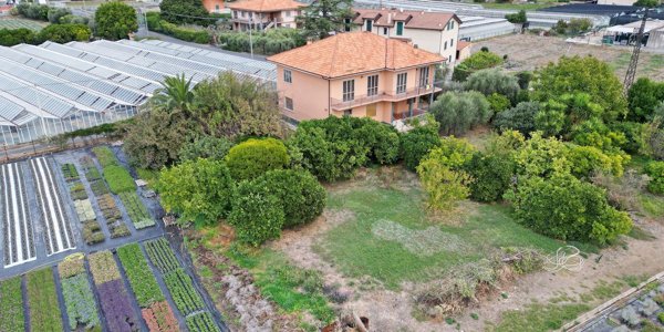 casa indipendente in vendita ad Albenga in zona Campochiesa