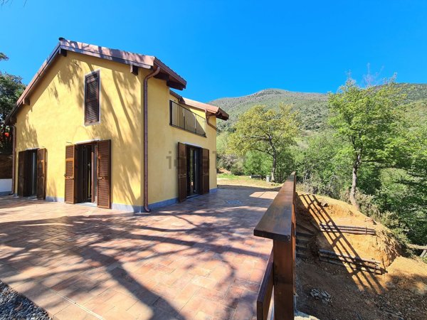 casa indipendente in vendita ad Albenga in zona Salea