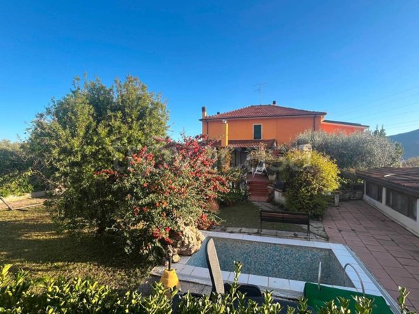 casa indipendente in vendita ad Albenga in zona Leca