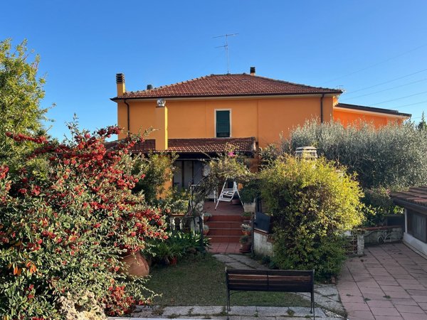 casa indipendente in vendita ad Albenga in zona Leca