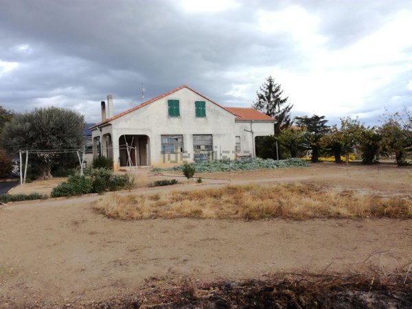 casa indipendente in vendita ad Albenga in zona Leca