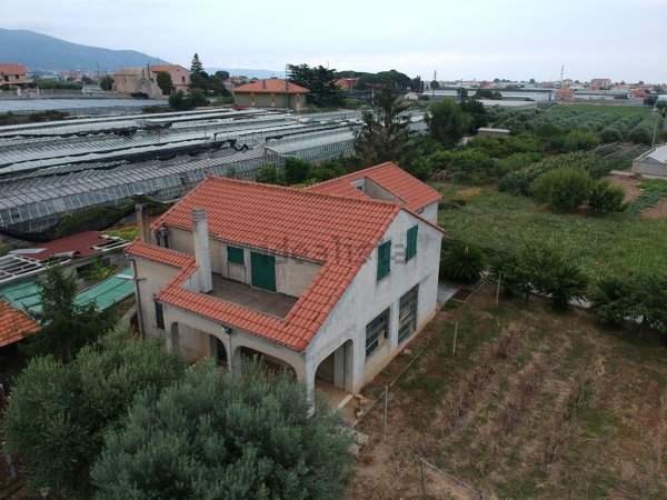 casa indipendente in vendita ad Albenga in zona Leca