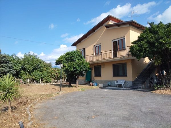 casa indipendente in vendita ad Albenga