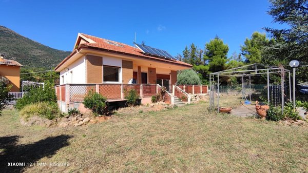 casa indipendente in vendita ad Albenga in zona Salea