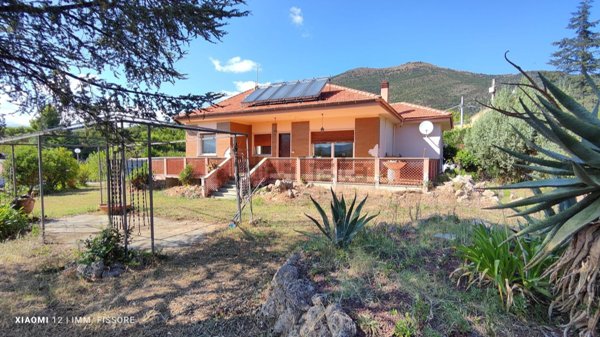 casa indipendente in vendita ad Albenga in zona Salea
