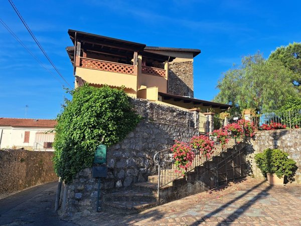 casa semindipendente in vendita ad Albenga in zona Lusignano