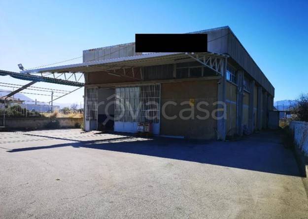 locale commerciale in vendita ad Albenga