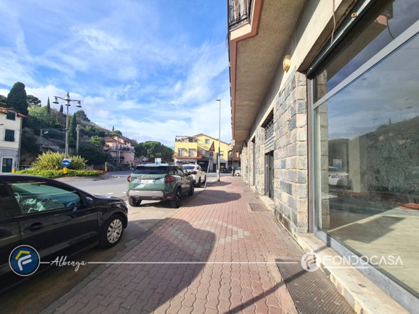 locale commerciale in vendita ad Albenga
