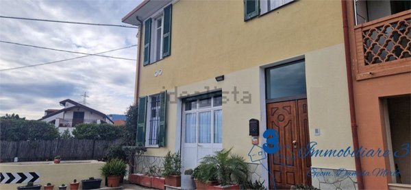 casa indipendente in vendita ad Albenga in zona Campochiesa