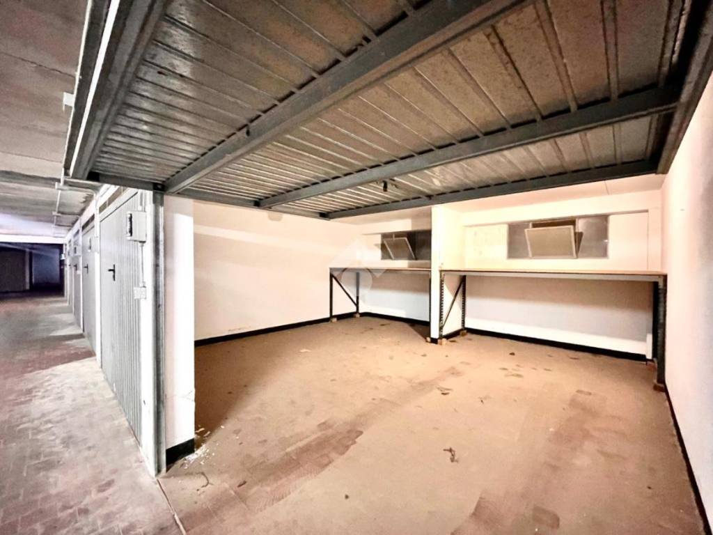 locale di sgombero in vendita ad Albenga