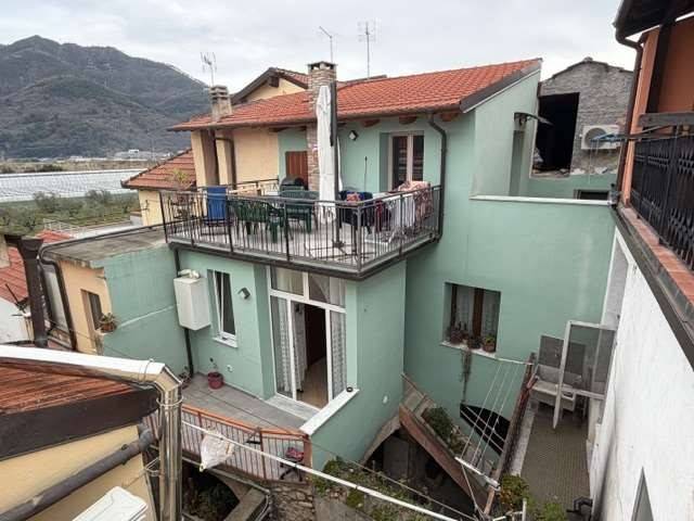 casa indipendente in vendita ad Albenga in zona Bastia