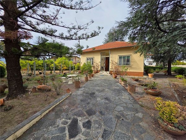 casa indipendente in vendita ad Albenga in zona Salea