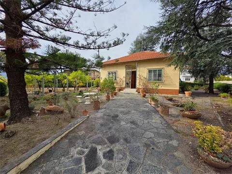 casa indipendente in vendita ad Albenga in zona Salea