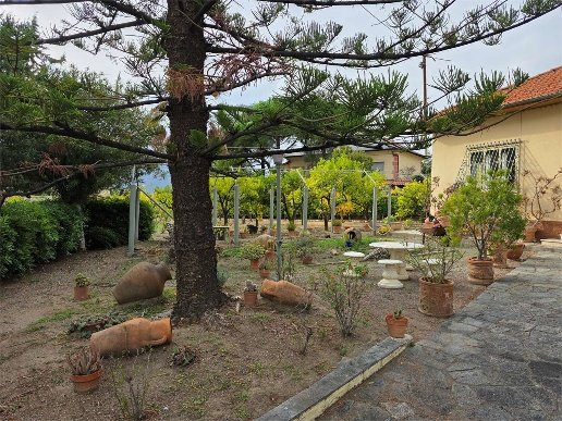 casa indipendente in vendita ad Albenga in zona Salea